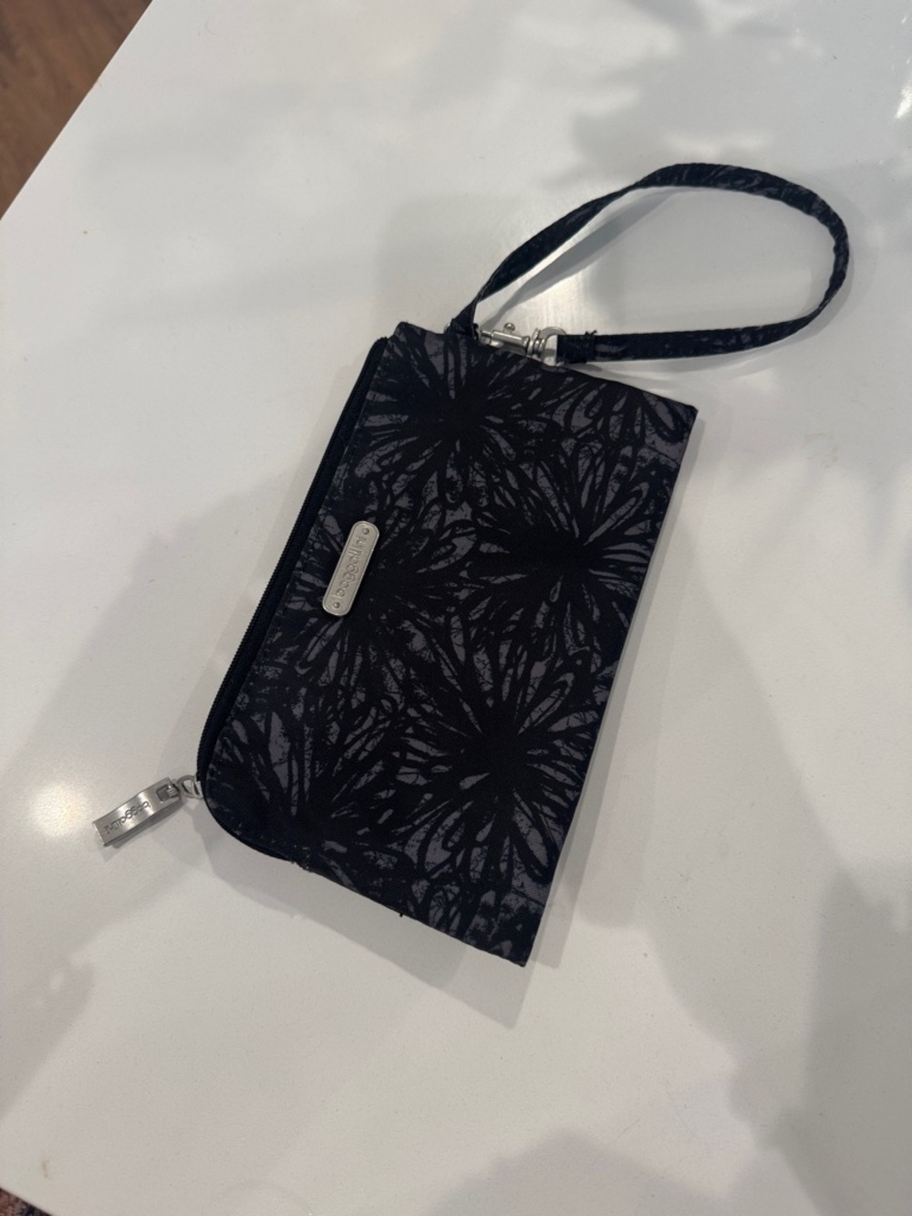 5/8 Baggallini Black Floral Wristlet Phone Case